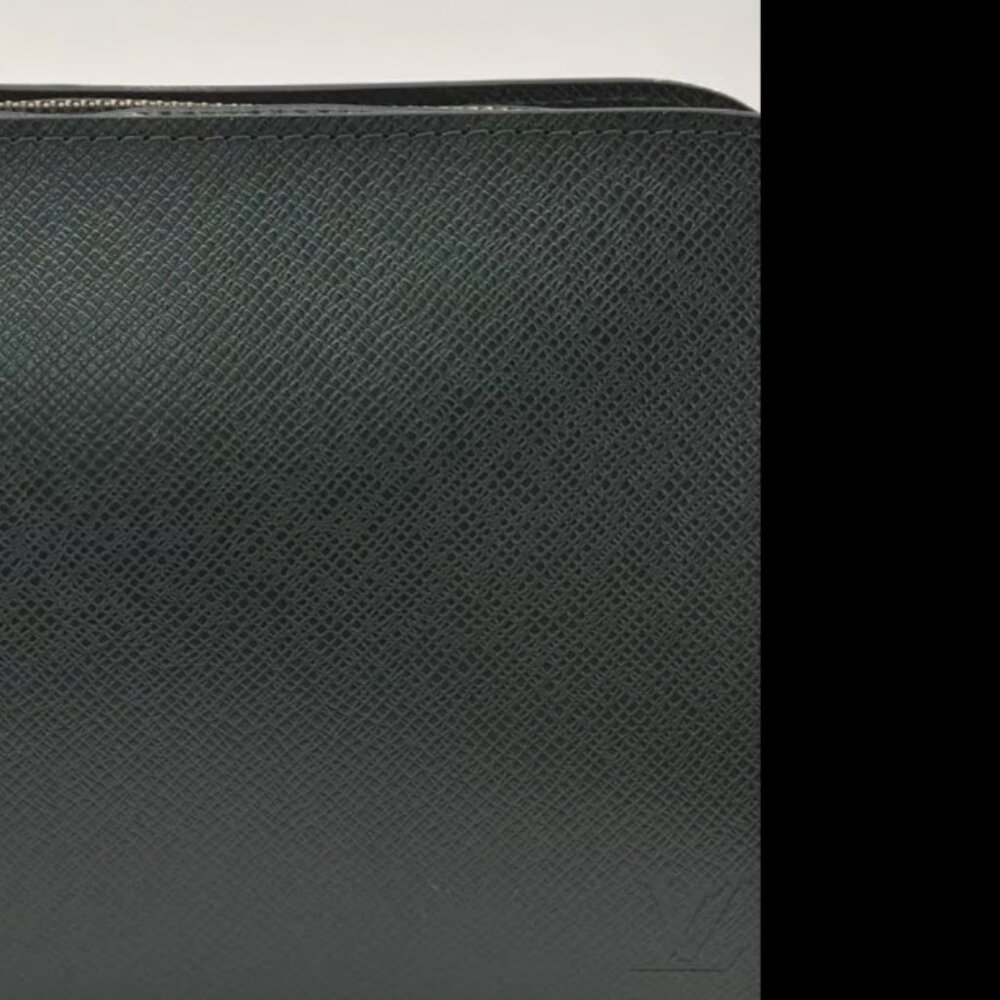 AUTHENTIC LOUIS VUITTON TAIGA BAIKAL GREEN LEATHER CLUTCH BAG - Picture 2 of 12